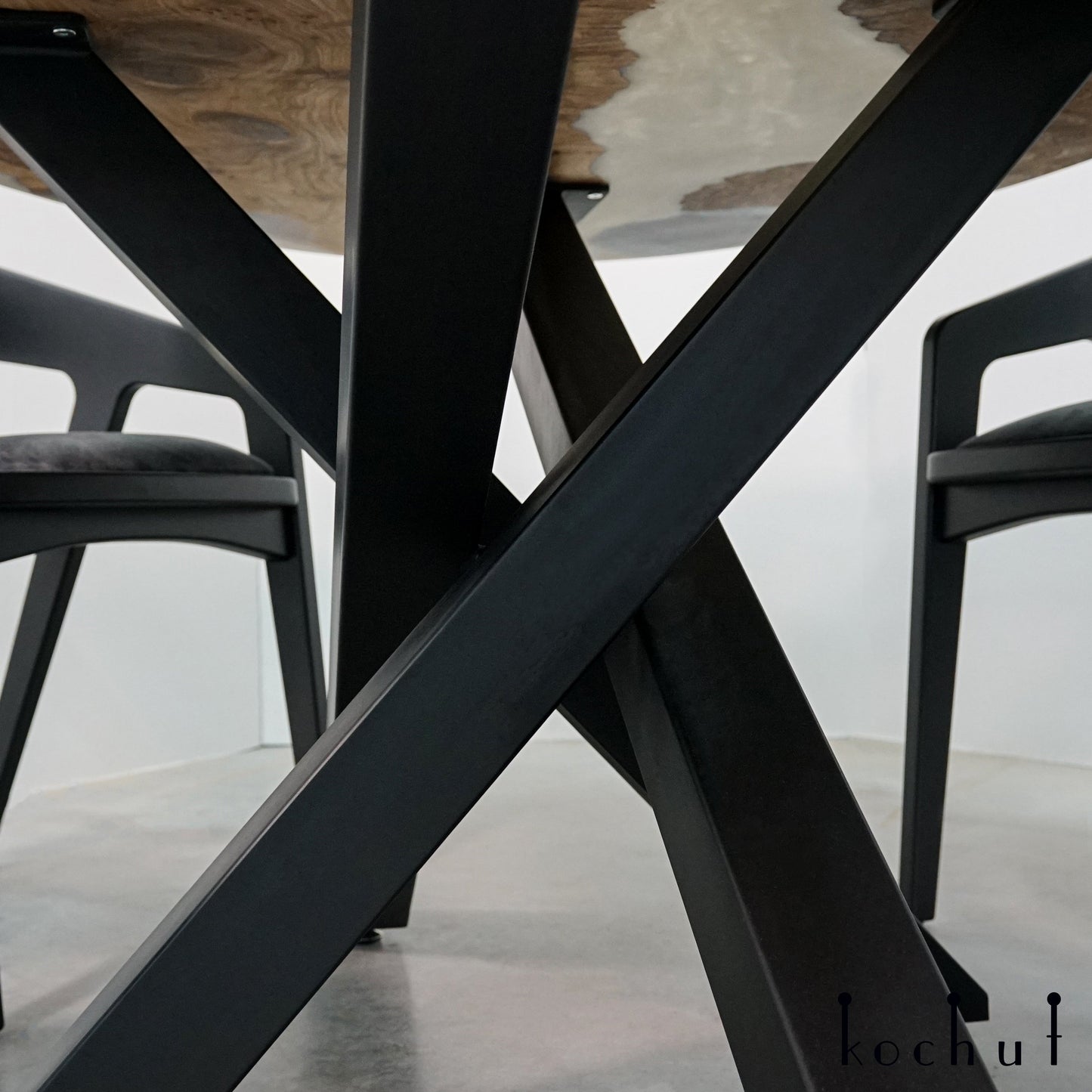 Platin oval — Esstisch aus Holz und Epoxidharz