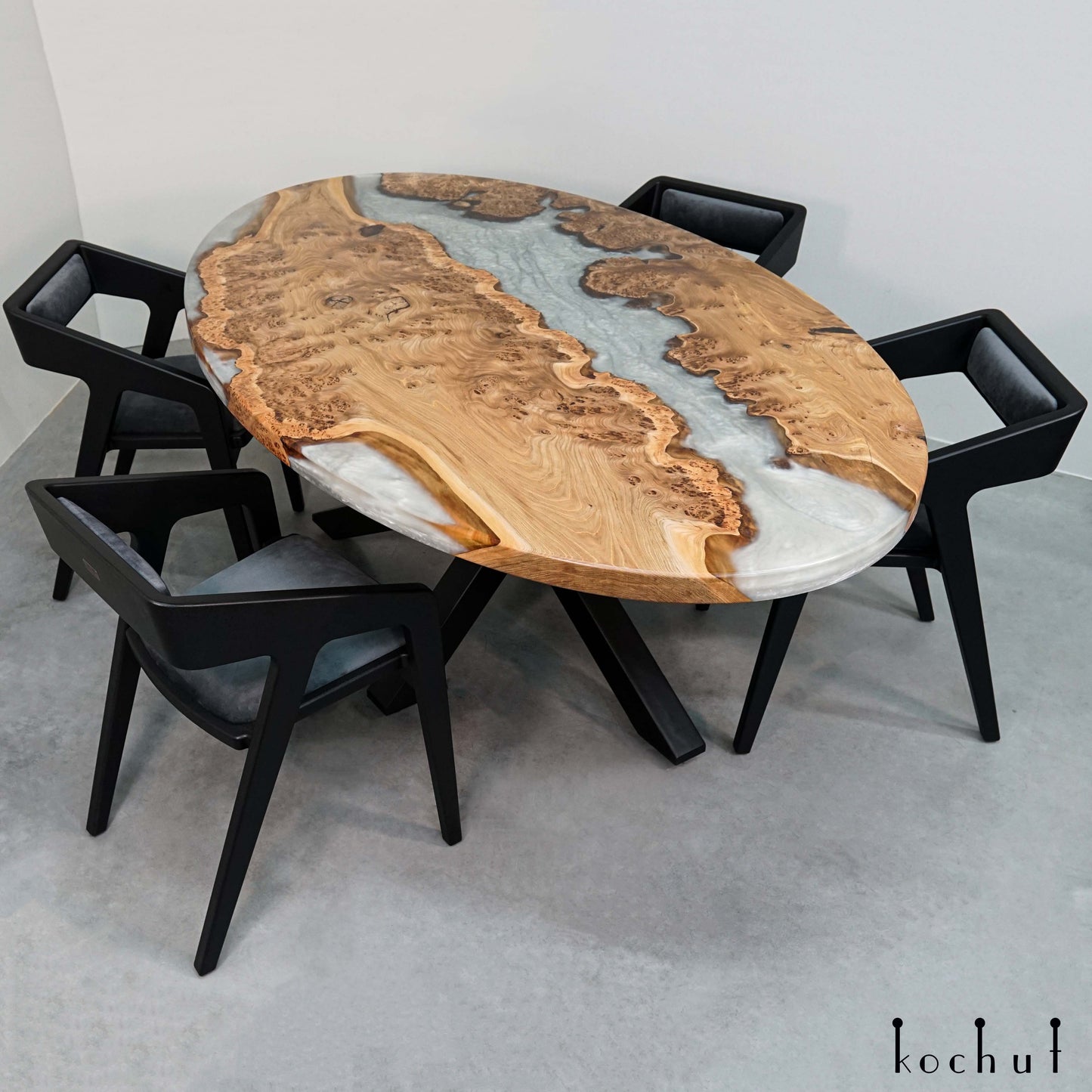 Platin oval — Esstisch aus Holz und Epoxidharz