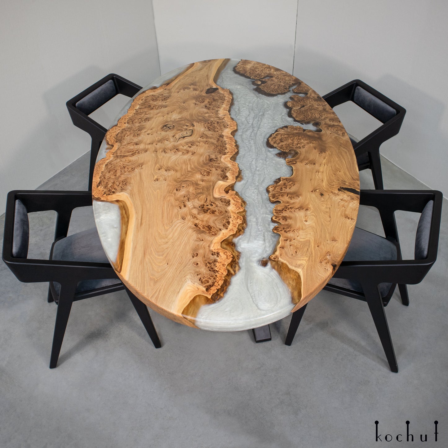 Platin oval — Esstisch aus Holz und Epoxidharz