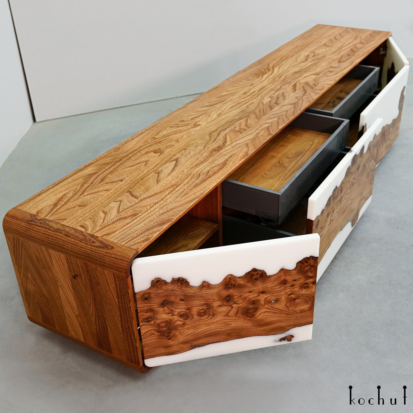 Amelia – Kommode aus Holz und Epoxidharz