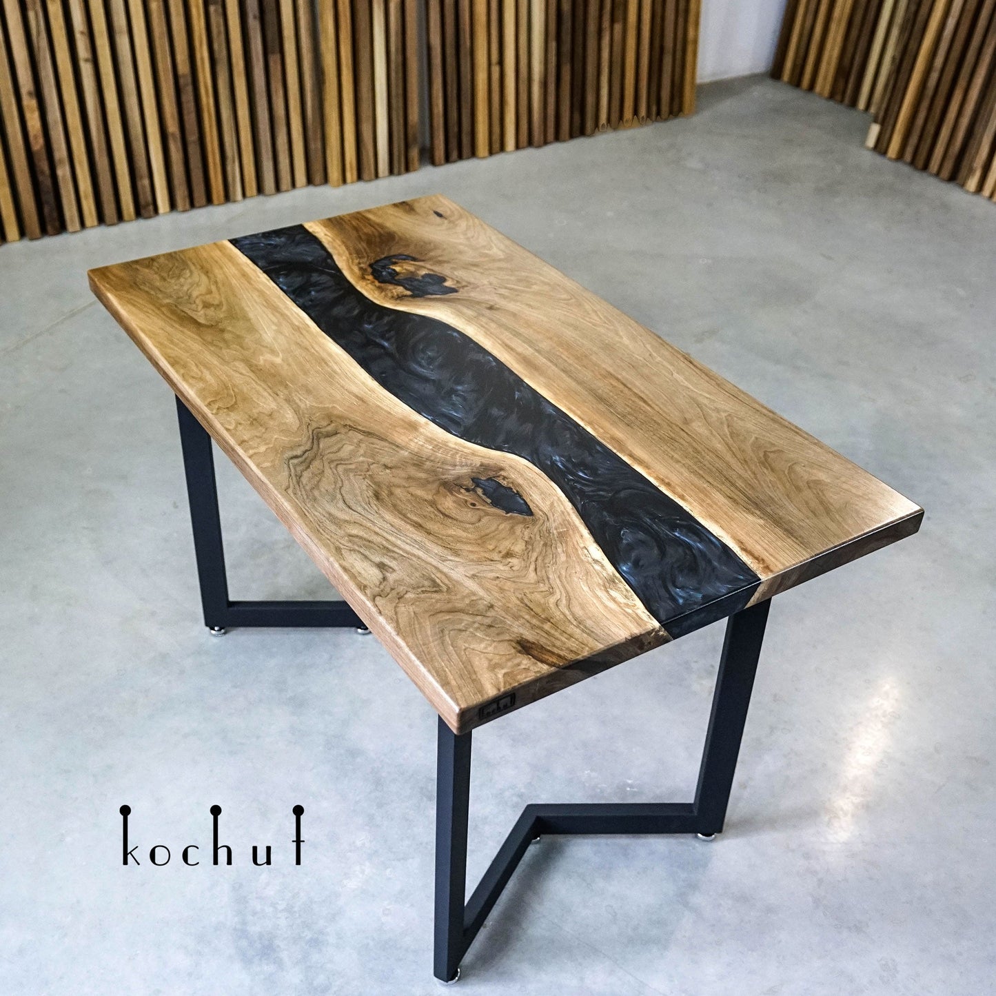 Magie der Nacht — Esstisch aus Holz und Epoxidharz