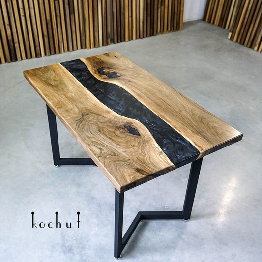Magie der Nacht — Esstisch aus Holz und Epoxidharz