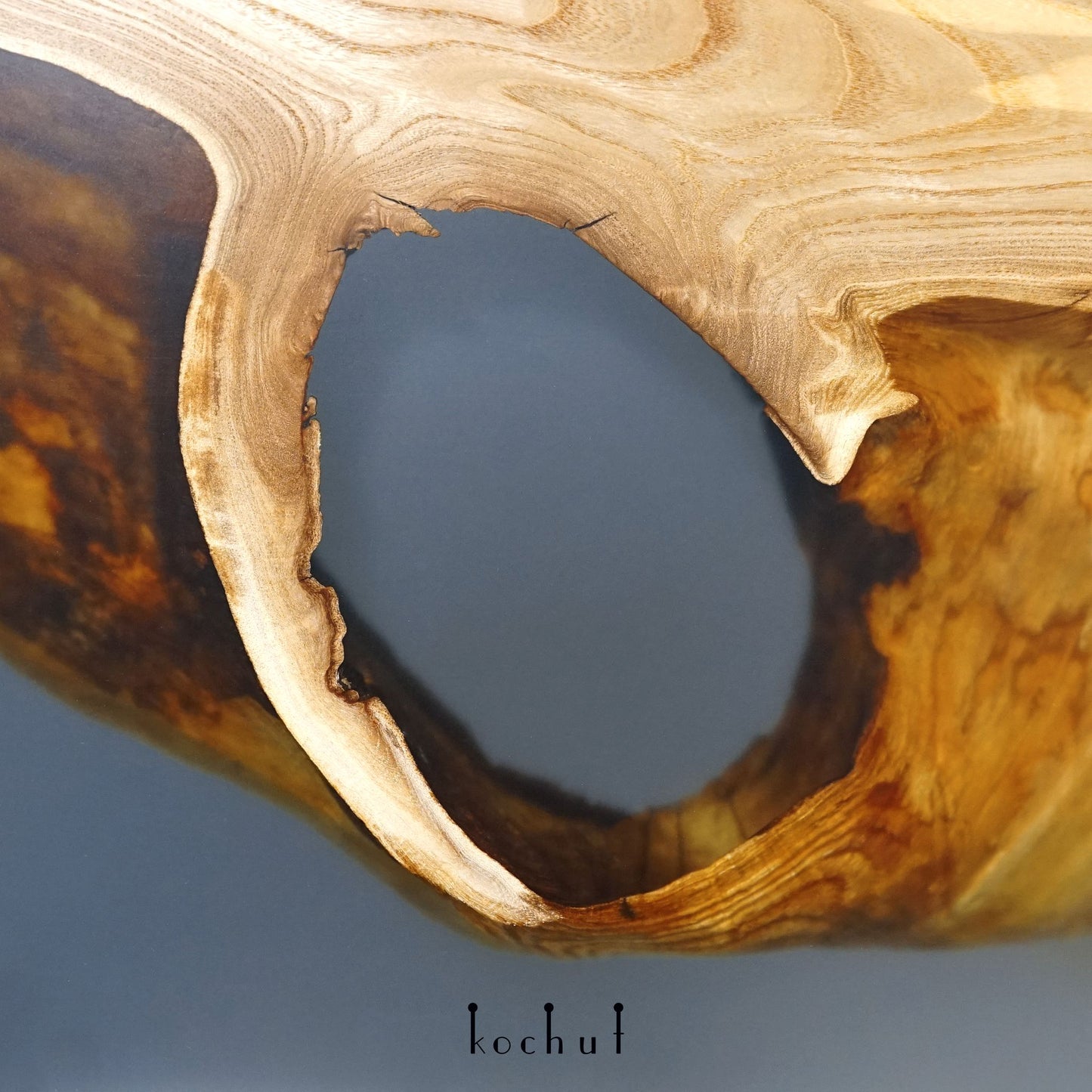 Koruldi – Couchtisch aus Holz und Epoxidharz