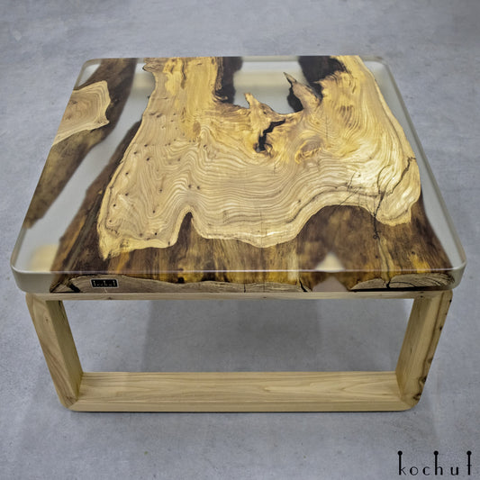Koruldi – Couchtisch aus Holz und Epoxidharz