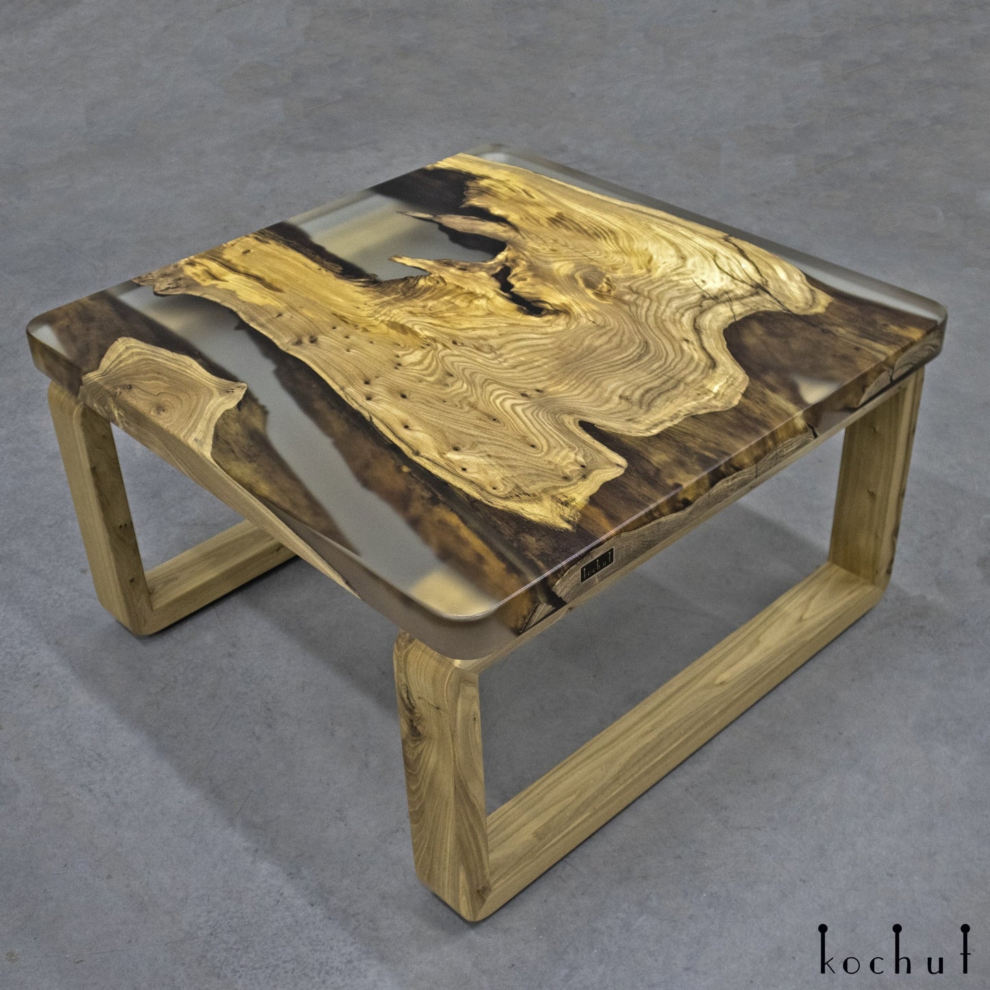 Koruldi – Couchtisch aus Holz und Epoxidharz
