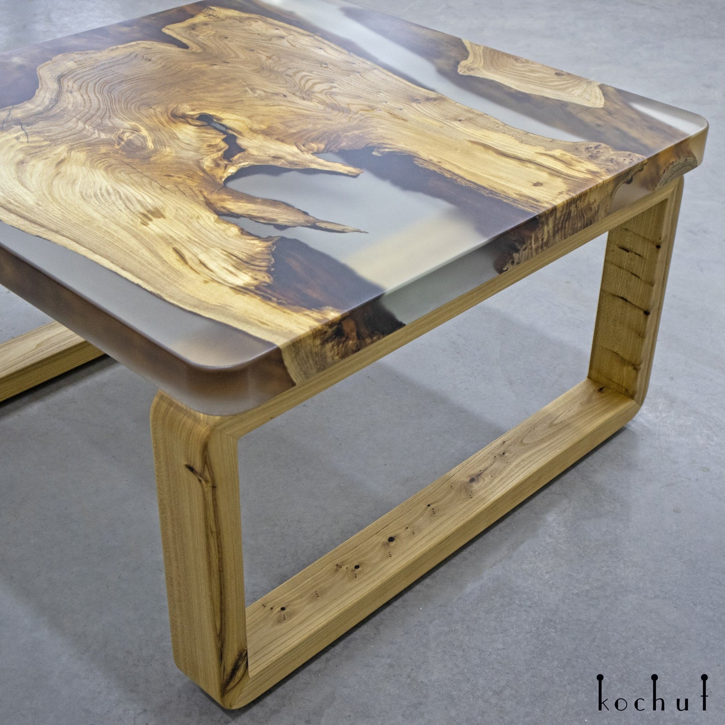 Koruldi – Couchtisch aus Holz und Epoxidharz