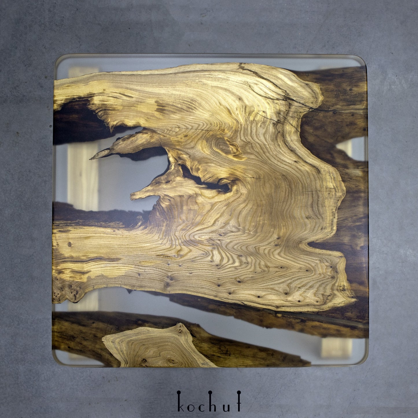 Koruldi – Couchtisch aus Holz und Epoxidharz