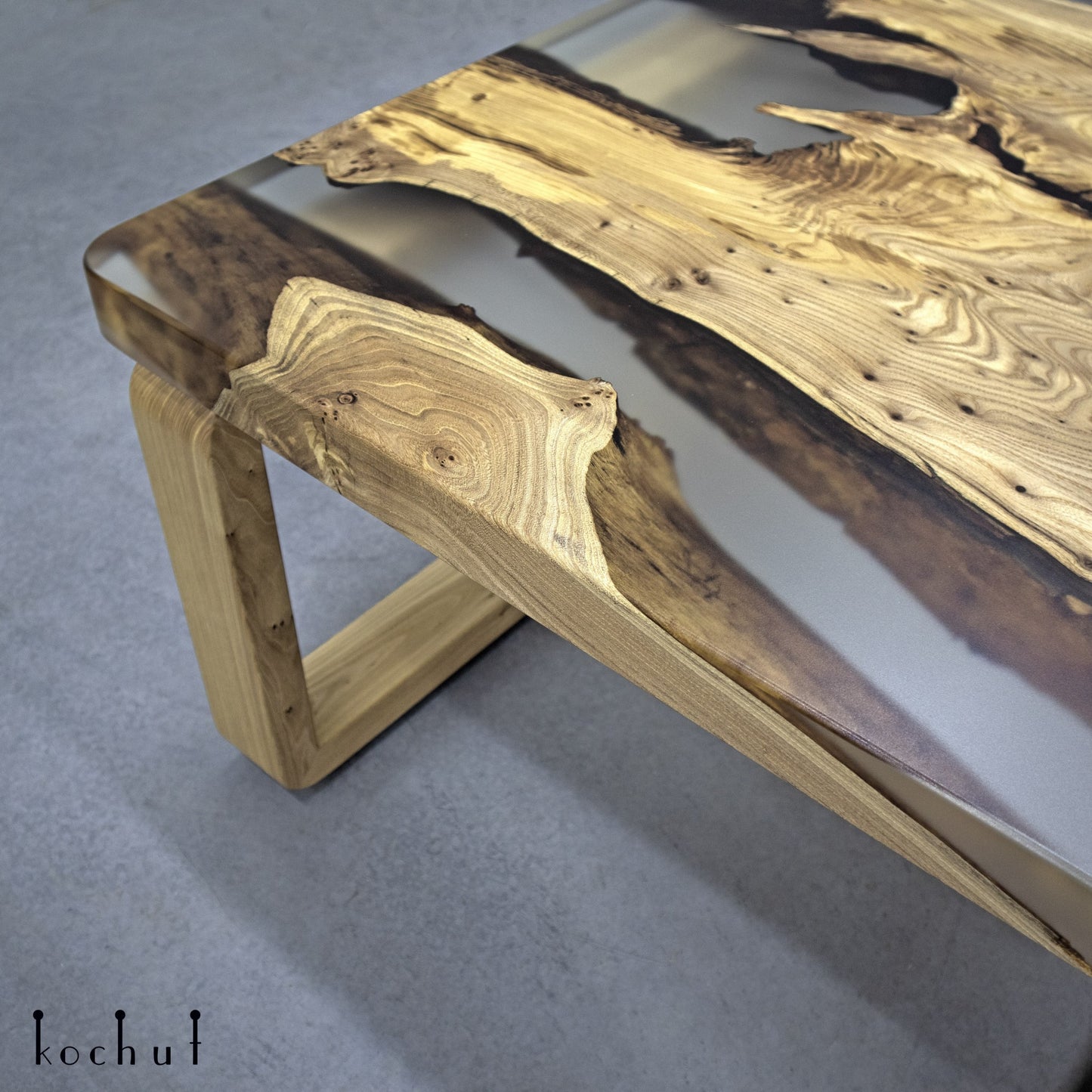 Koruldi – Couchtisch aus Holz und Epoxidharz