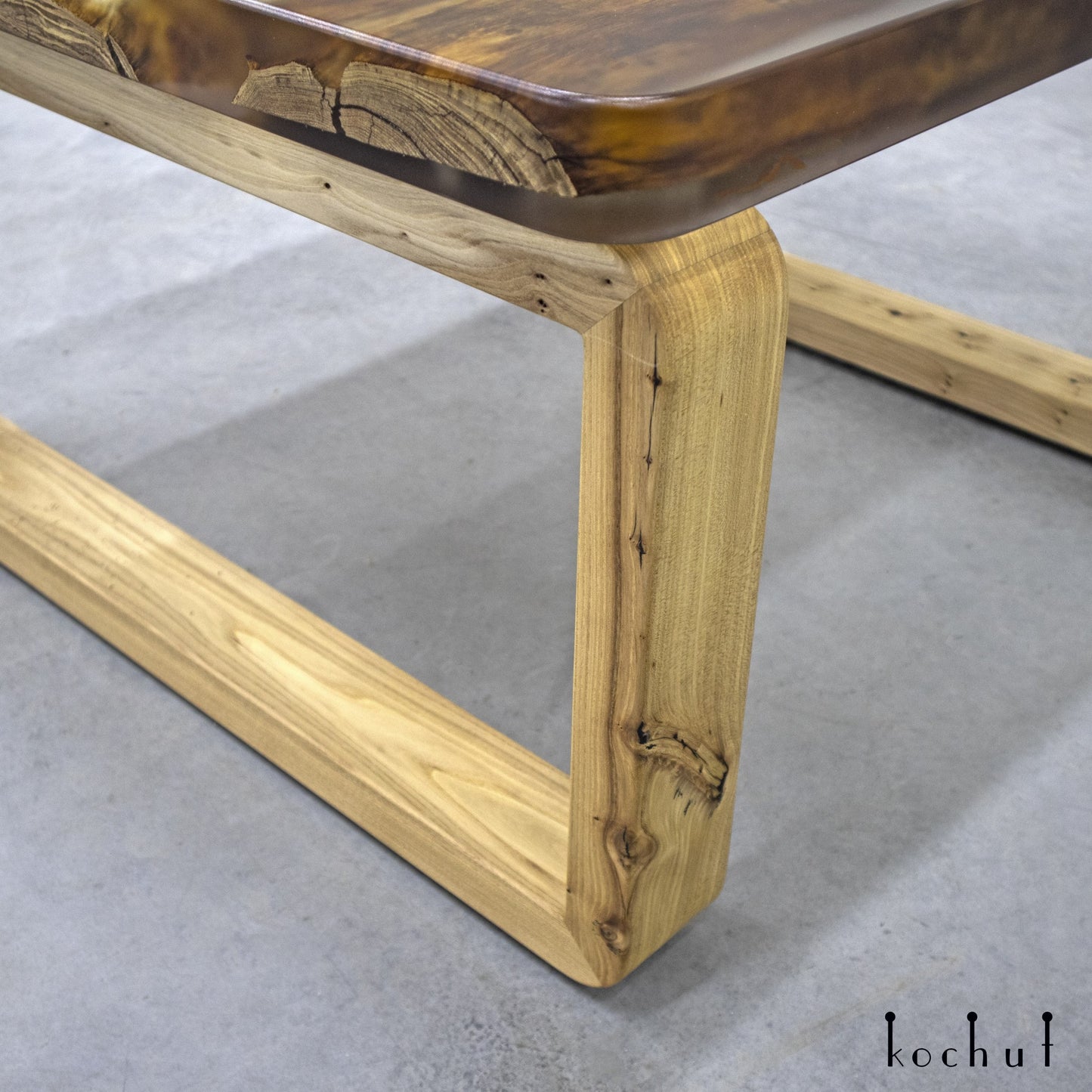 Koruldi – Couchtisch aus Holz und Epoxidharz