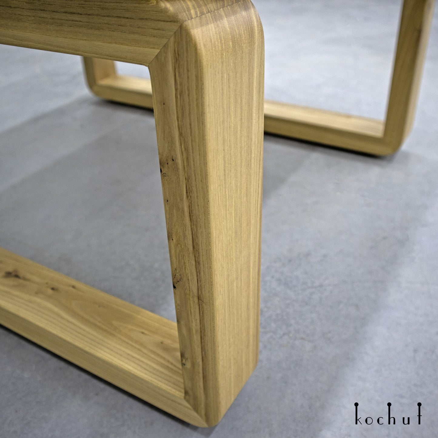 Koruldi – Couchtisch aus Holz und Epoxidharz