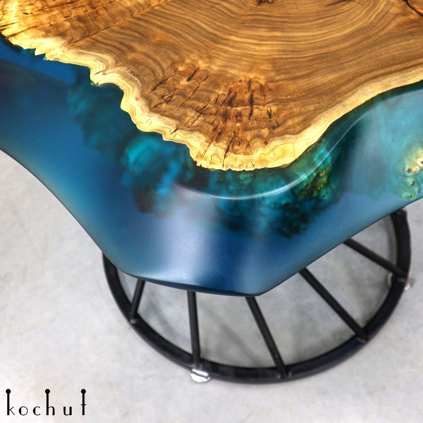 Salvia – Couchtisch aus Holz und Epoxidharz
