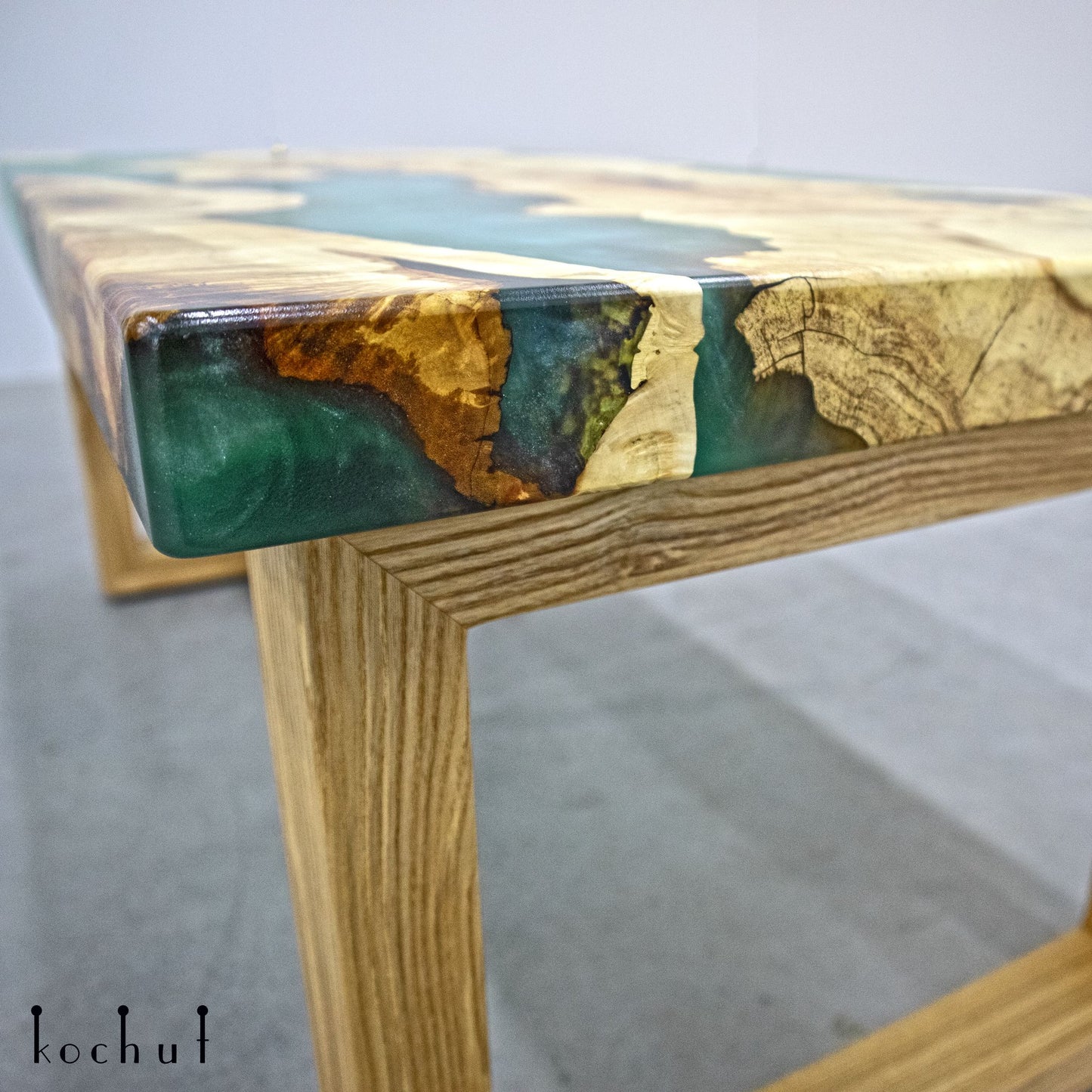 Caviana – Couchtisch aus Holz und Epoxidharz