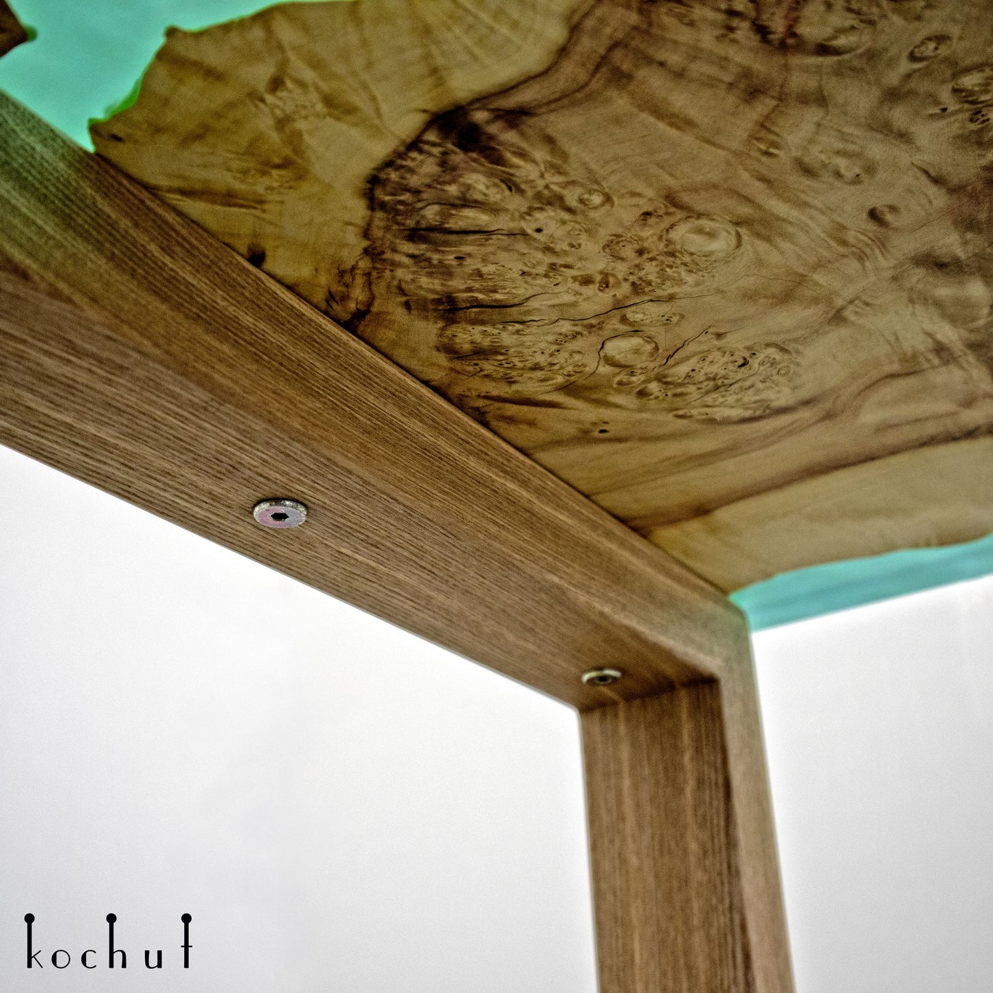 Caviana – Couchtisch aus Holz und Epoxidharz