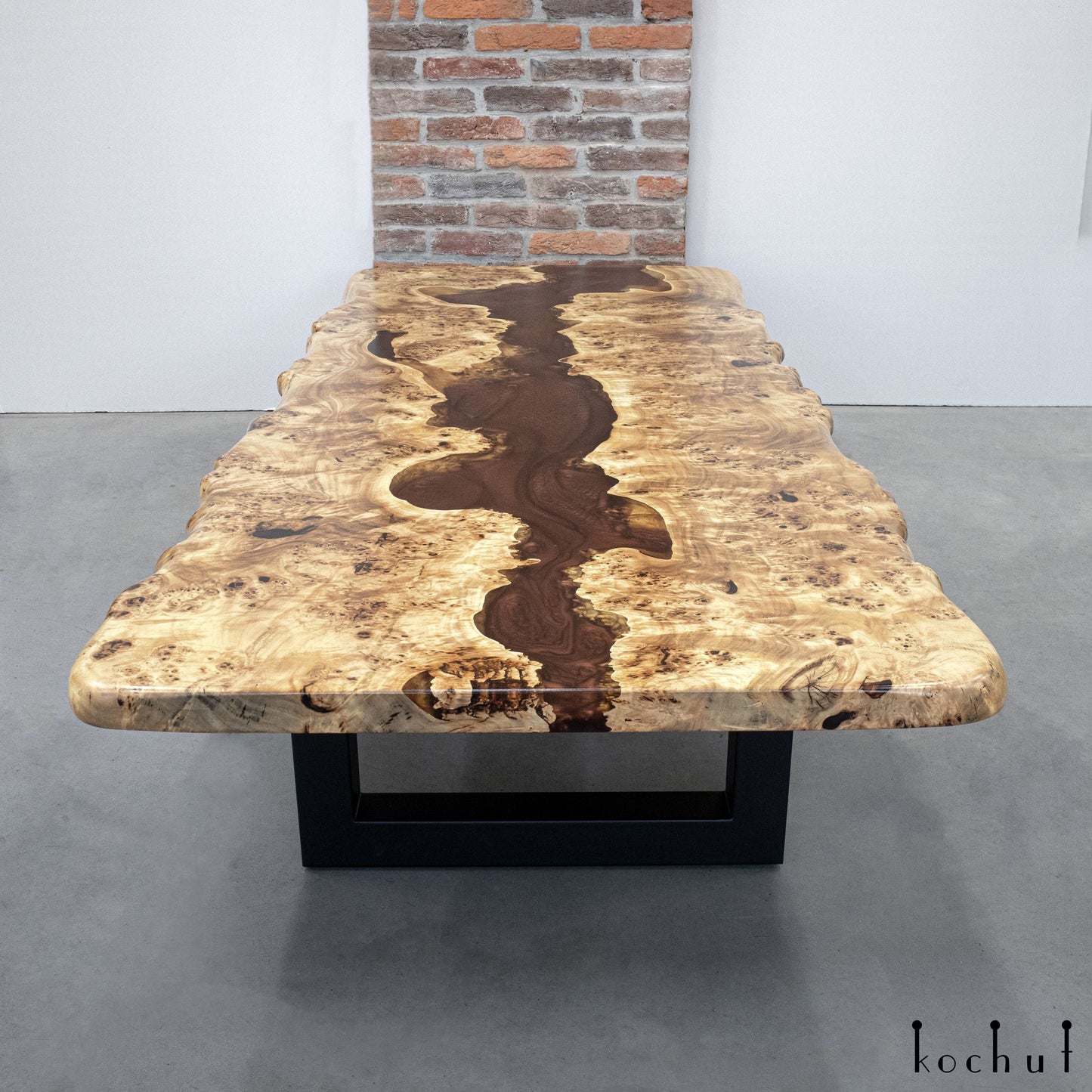 Agat – Couchtisch aus Holz und Epoxidharz