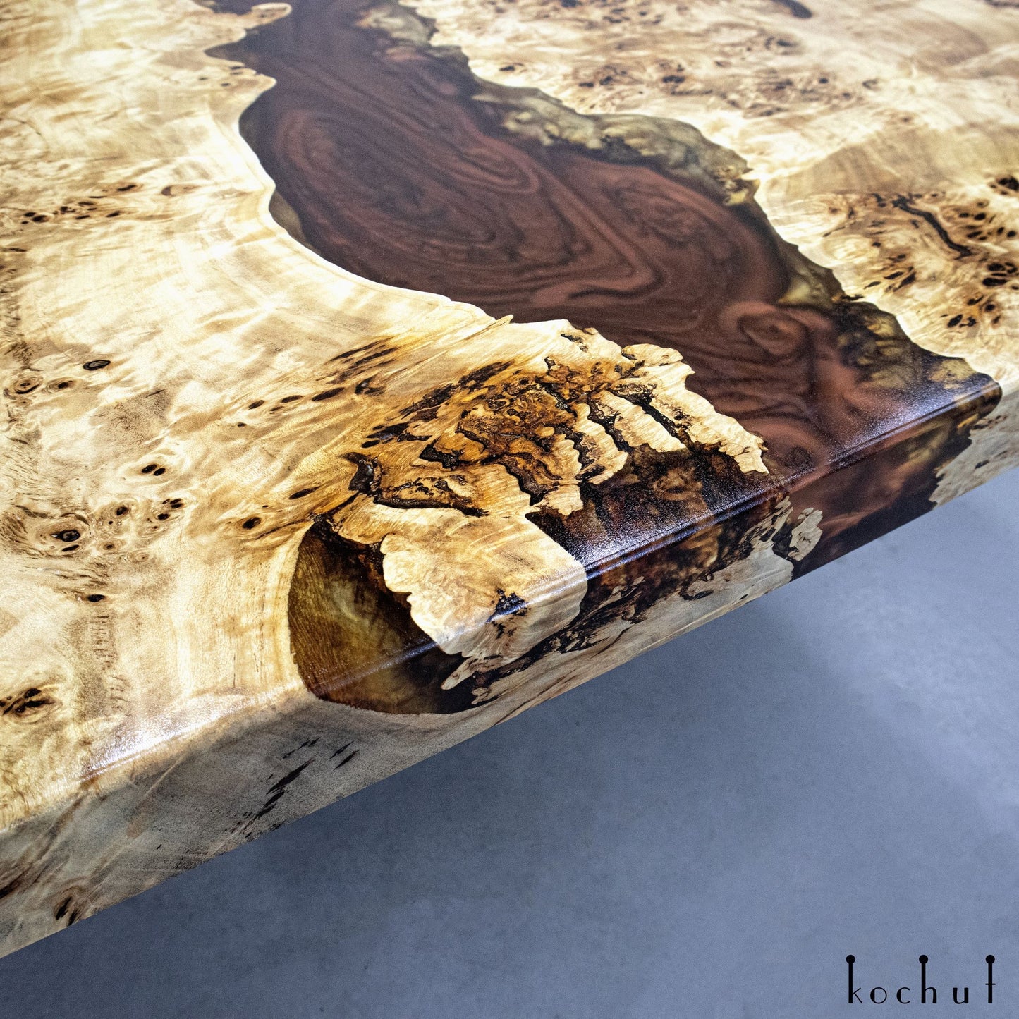 Agat – Couchtisch aus Holz und Epoxidharz
