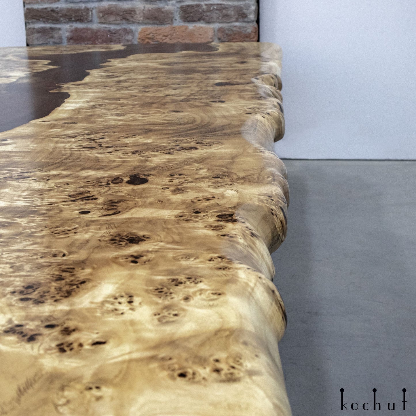 Agat – Couchtisch aus Holz und Epoxidharz