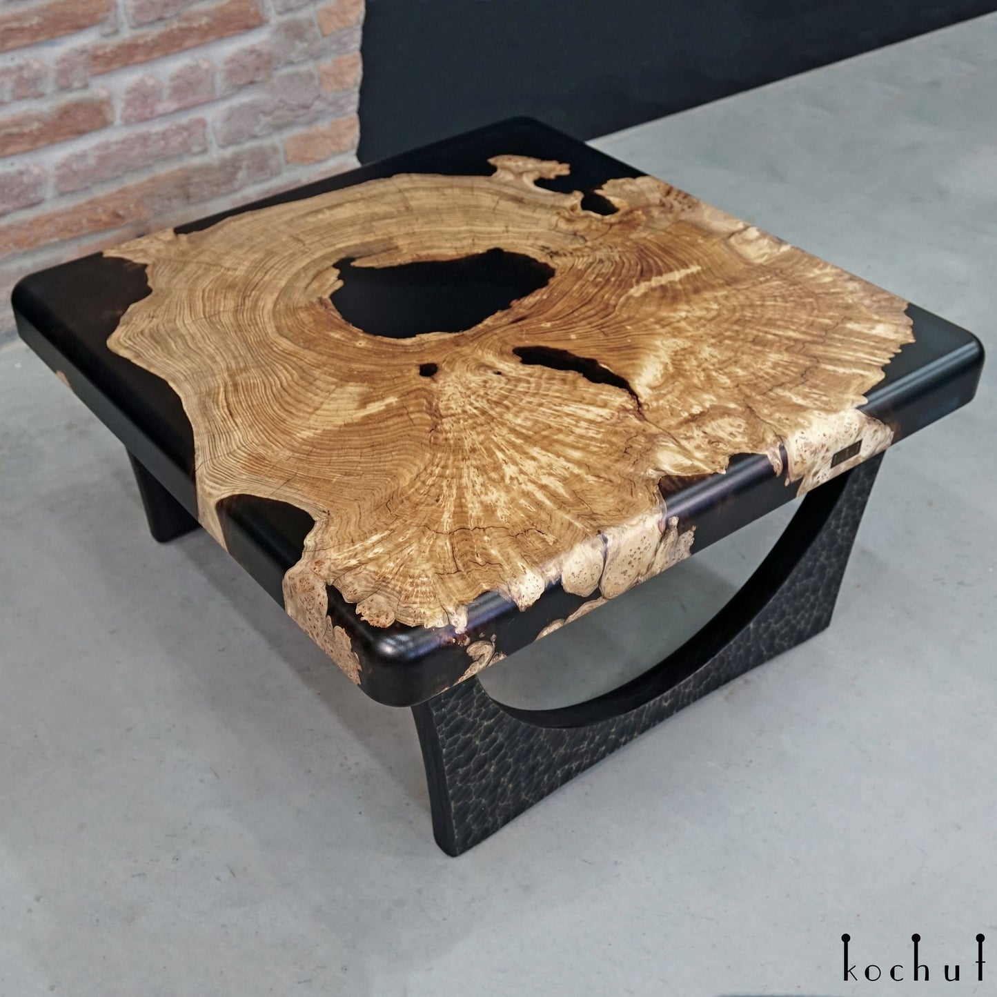 Karbonaado – Couchtisch aus Holz und Epoxidharz