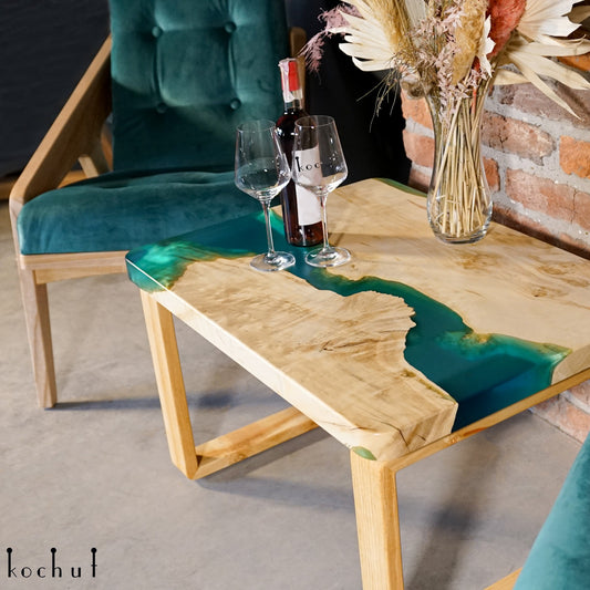 Santorini – Couchtisch aus Holz und Epoxidharz (mit Holzbeinen)
