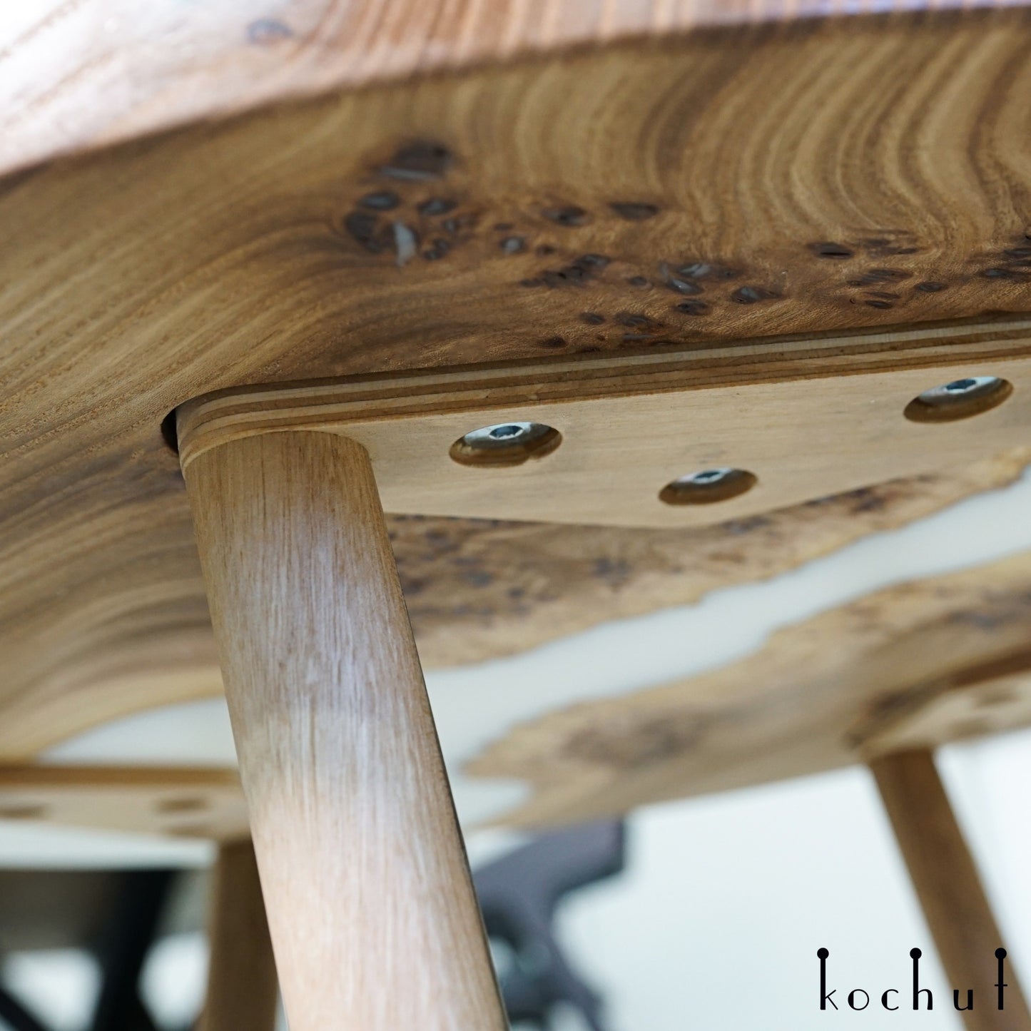Schnee in der Wüste – Couchtisch aus Holz und Epoxidharz
