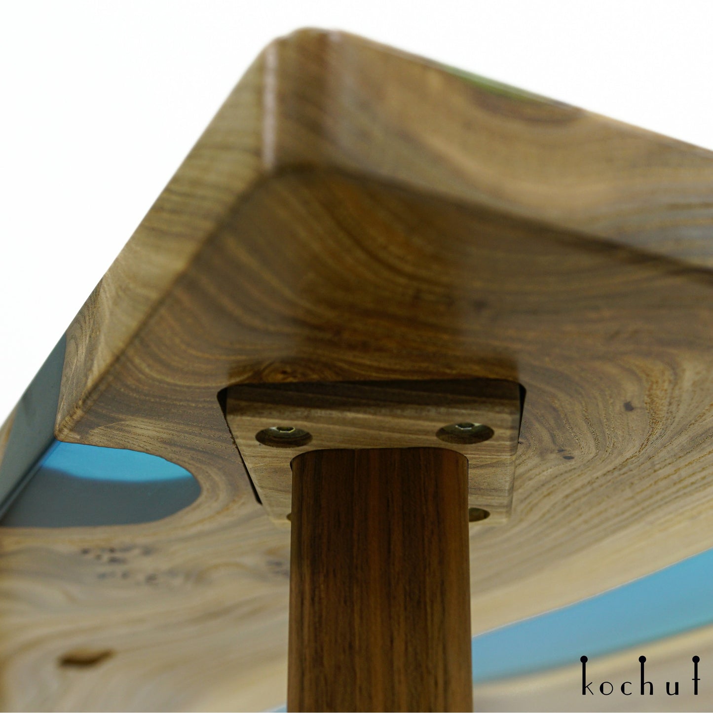 Quando – Couchtisch aus Holz und Epoxidharz
