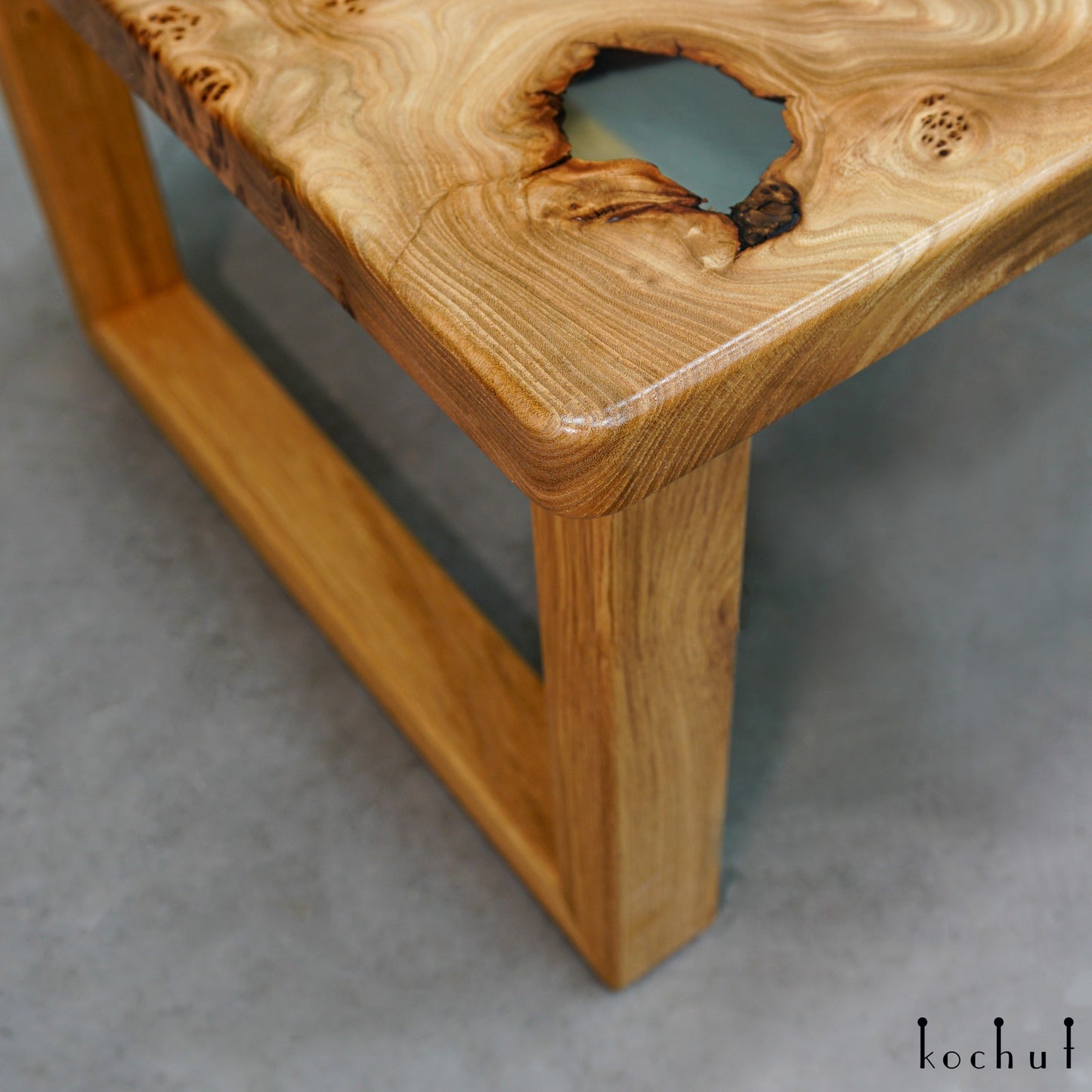 Albertini – Couchtisch aus Holz und Epoxidharz