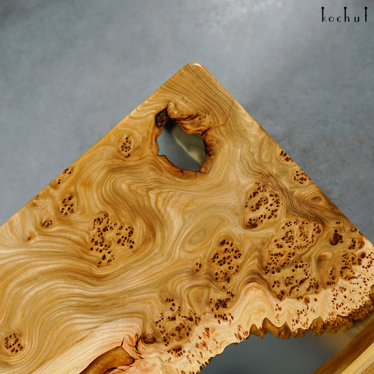 Albertini – Couchtisch aus Holz und Epoxidharz
