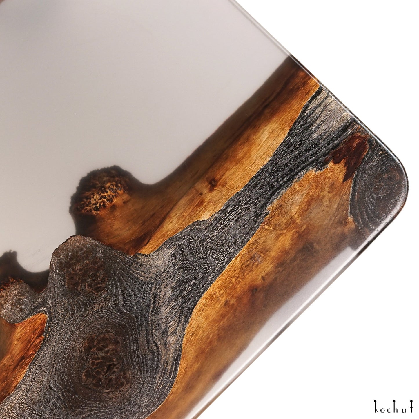 Luxor – Couchtisch aus Holz und Epoxidharz