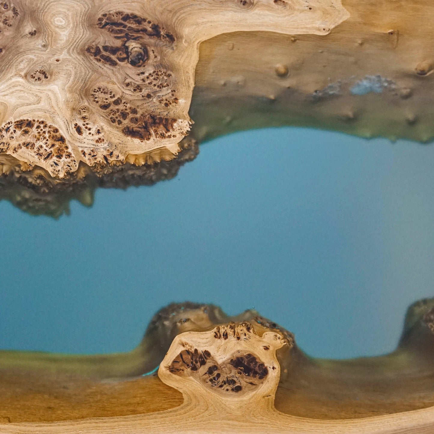 Mighty Eukalyptus — Esstisch aus Holz und Epoxidharz