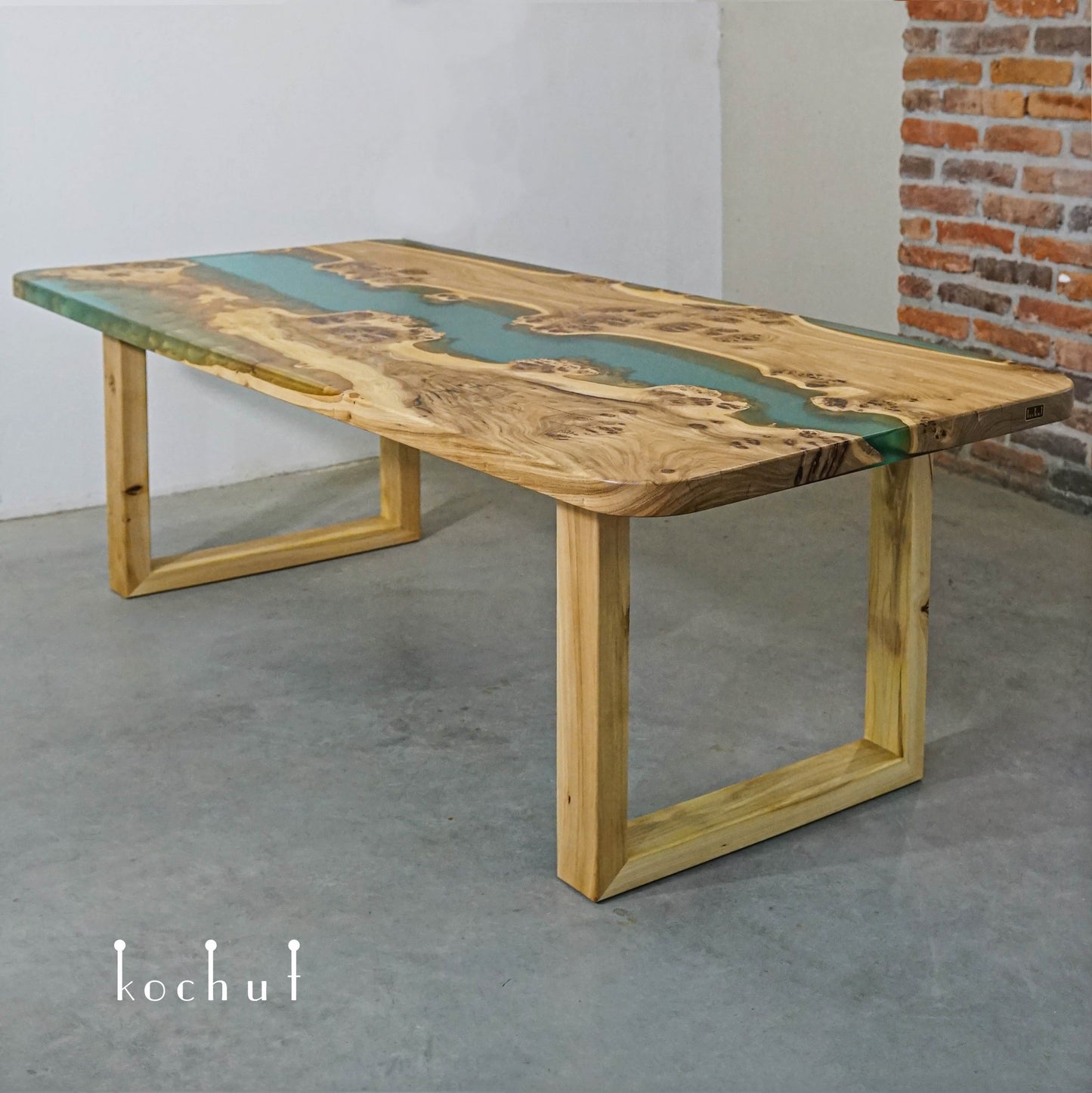 Mighty Eukalyptus — Esstisch aus Holz und Epoxidharz