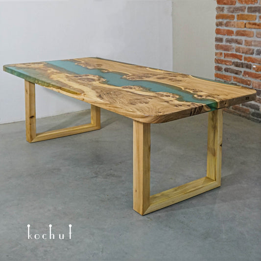 Mighty Eukalyptus — Esstisch aus Holz und Epoxidharz