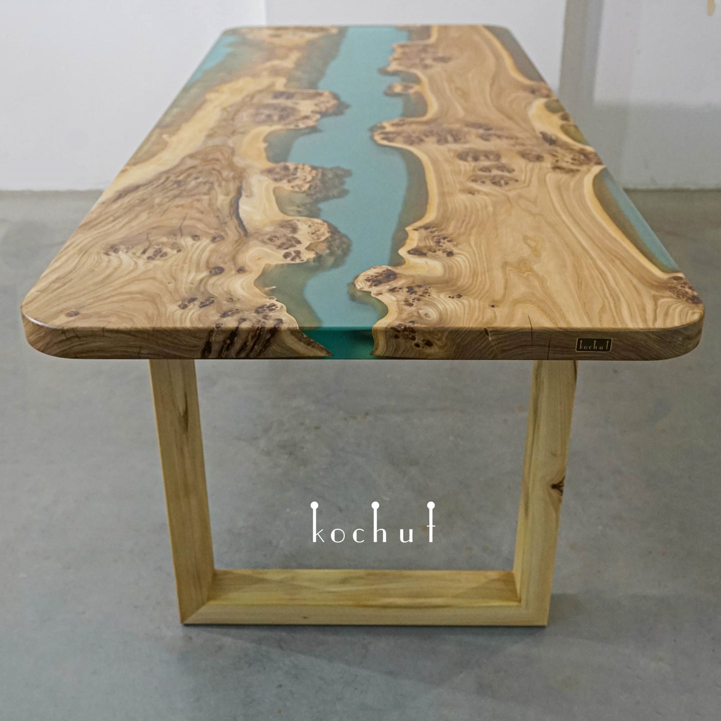 Mighty Eukalyptus — Esstisch aus Holz und Epoxidharz