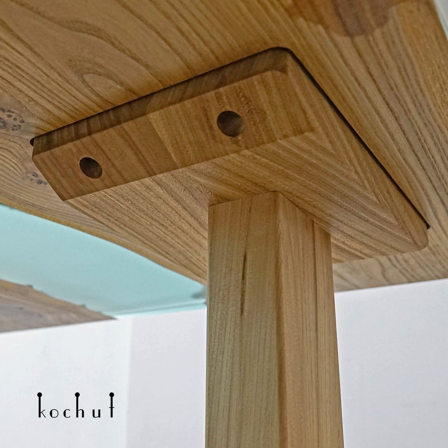 Mighty Eukalyptus — Esstisch aus Holz und Epoxidharz