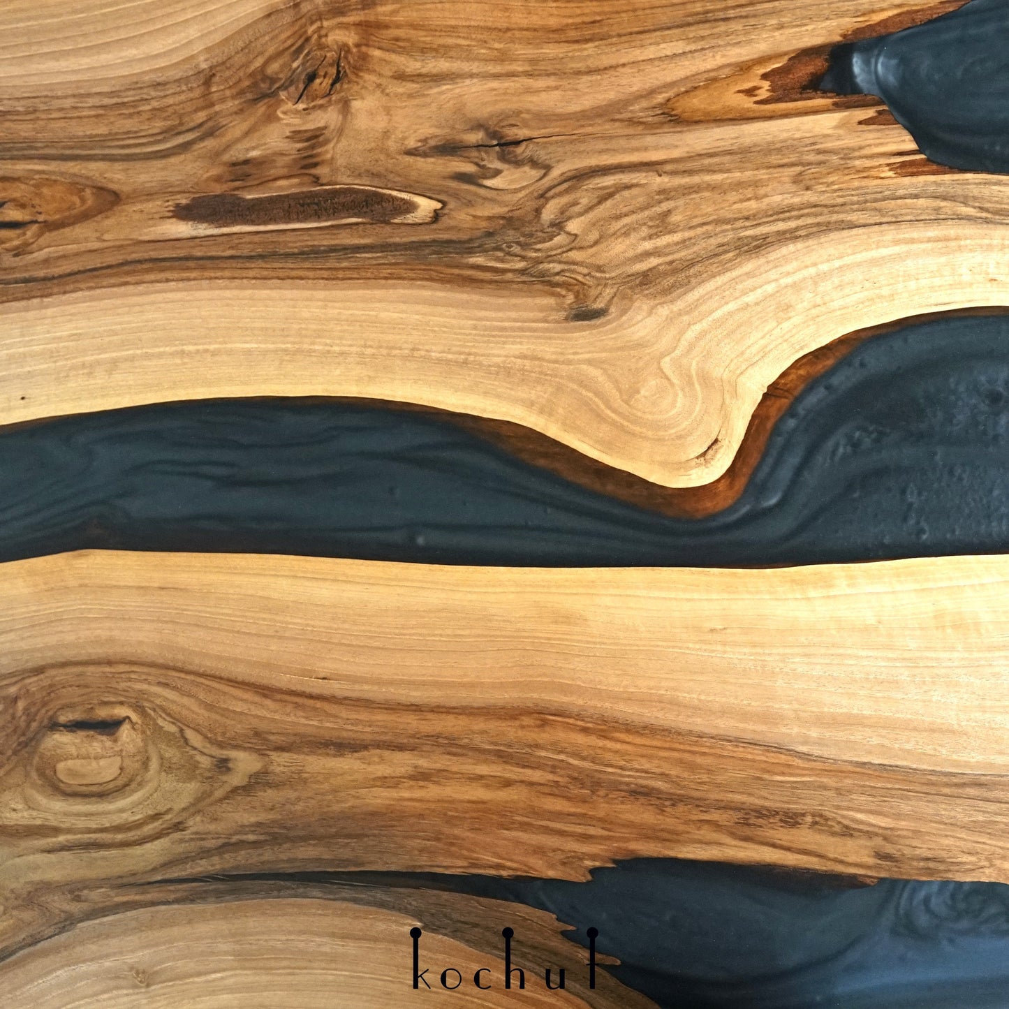 Mistral — Esstisch aus Holz und Epoxidharz