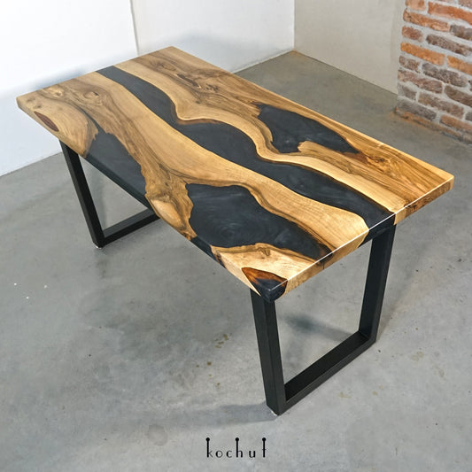Mistral — Esstisch aus Holz und Epoxidharz