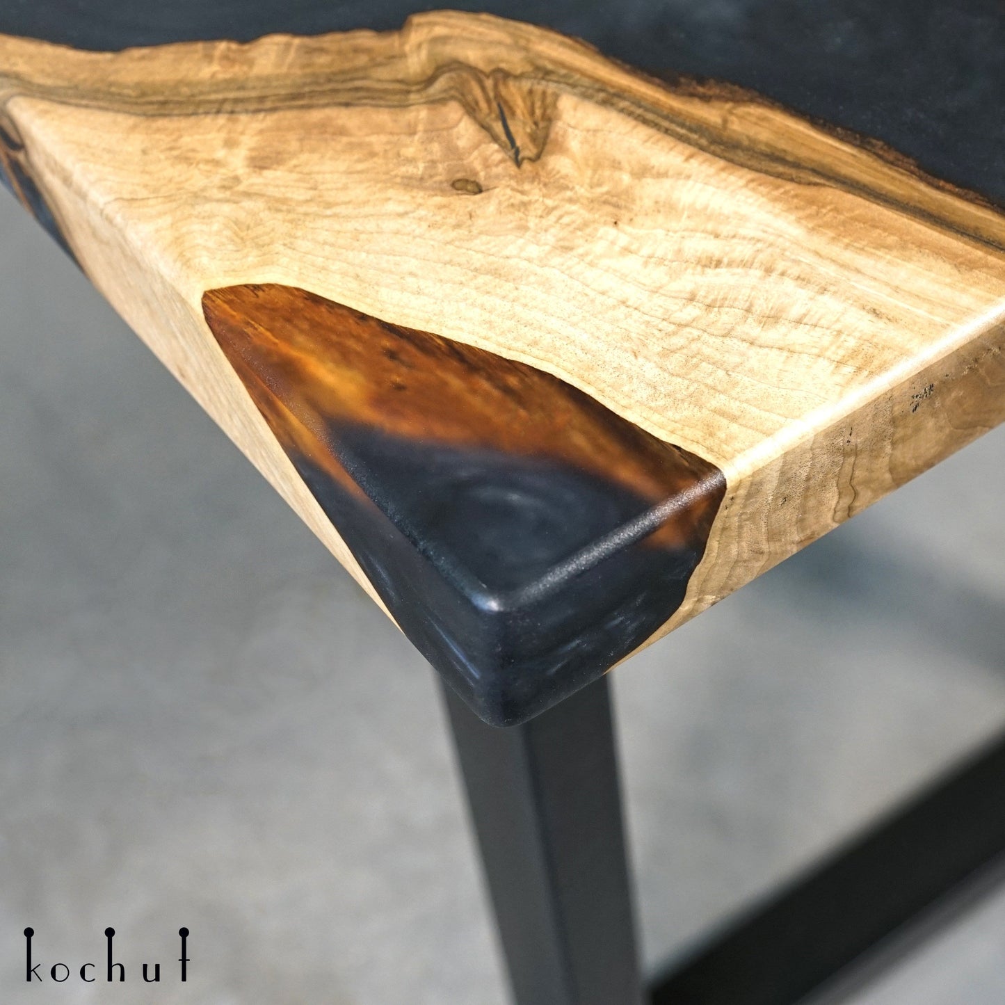 Mistral — Esstisch aus Holz und Epoxidharz
