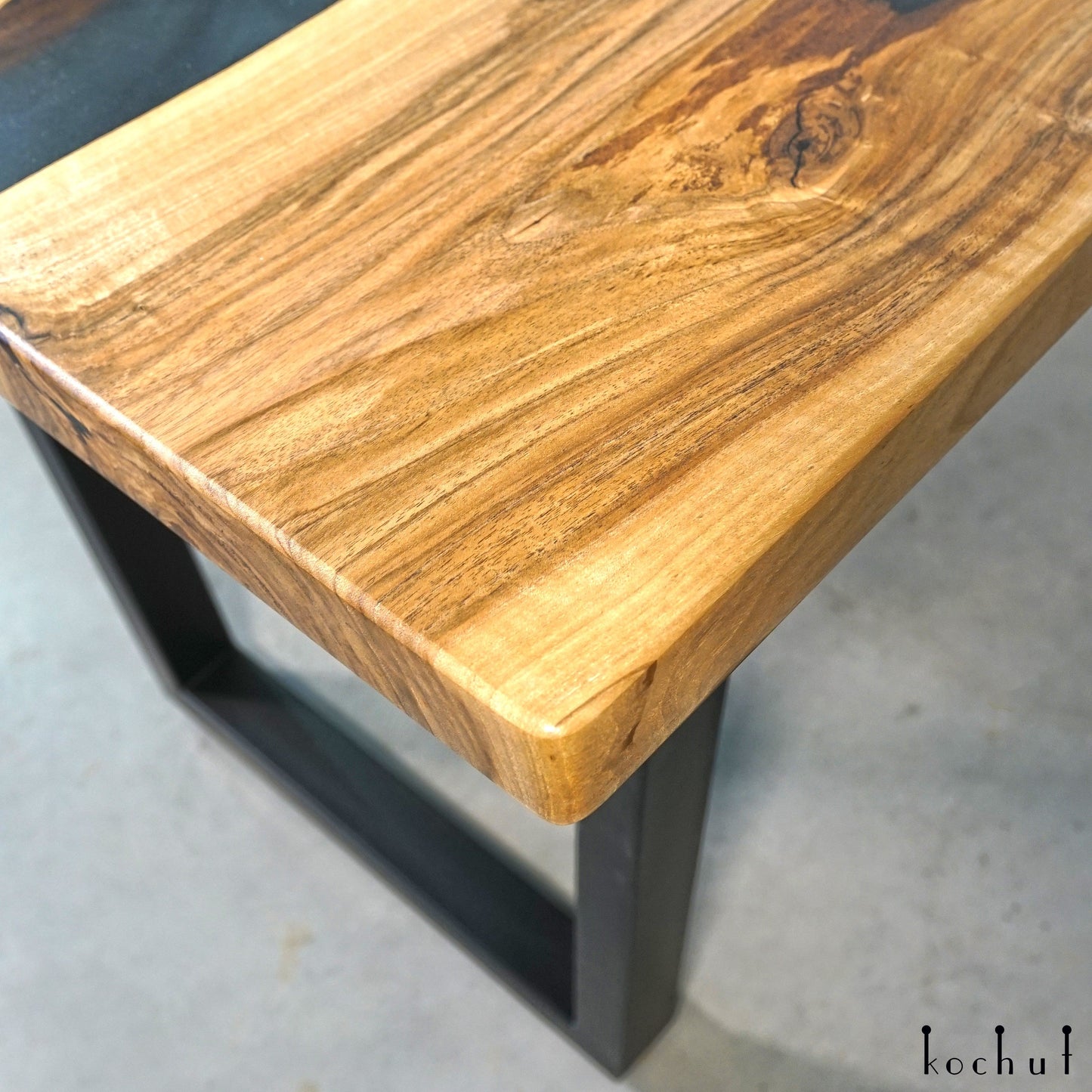 Mistral — Esstisch aus Holz und Epoxidharz