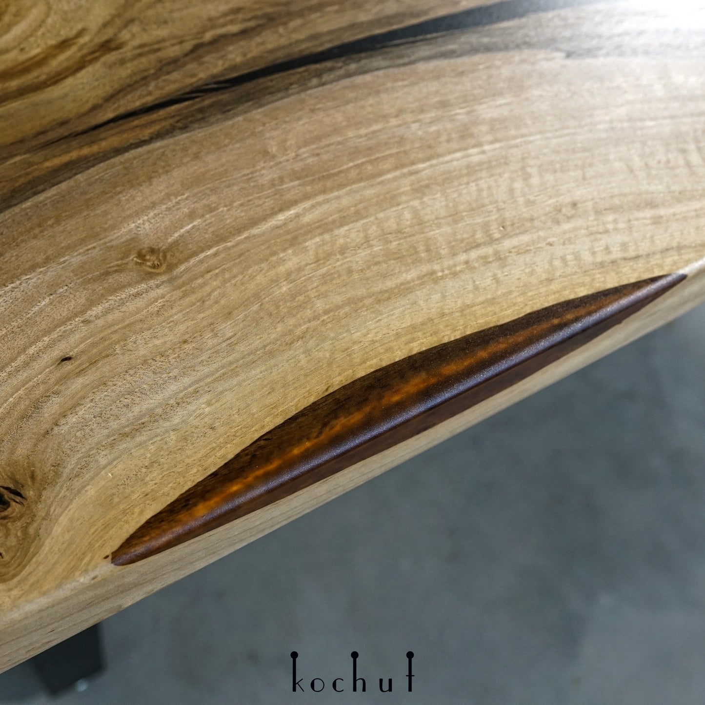 Mistral — Esstisch aus Holz und Epoxidharz