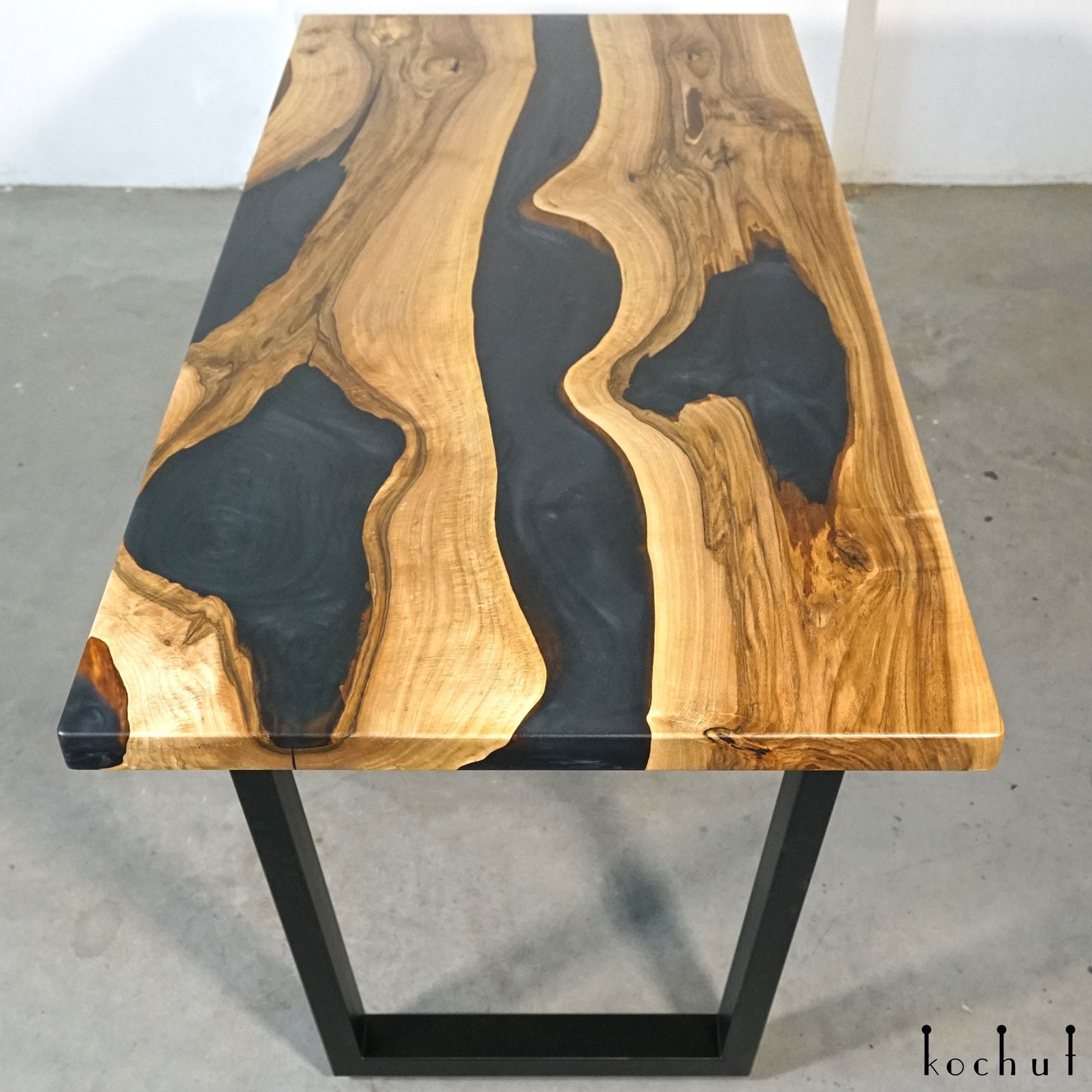Mistral — Esstisch aus Holz und Epoxidharz