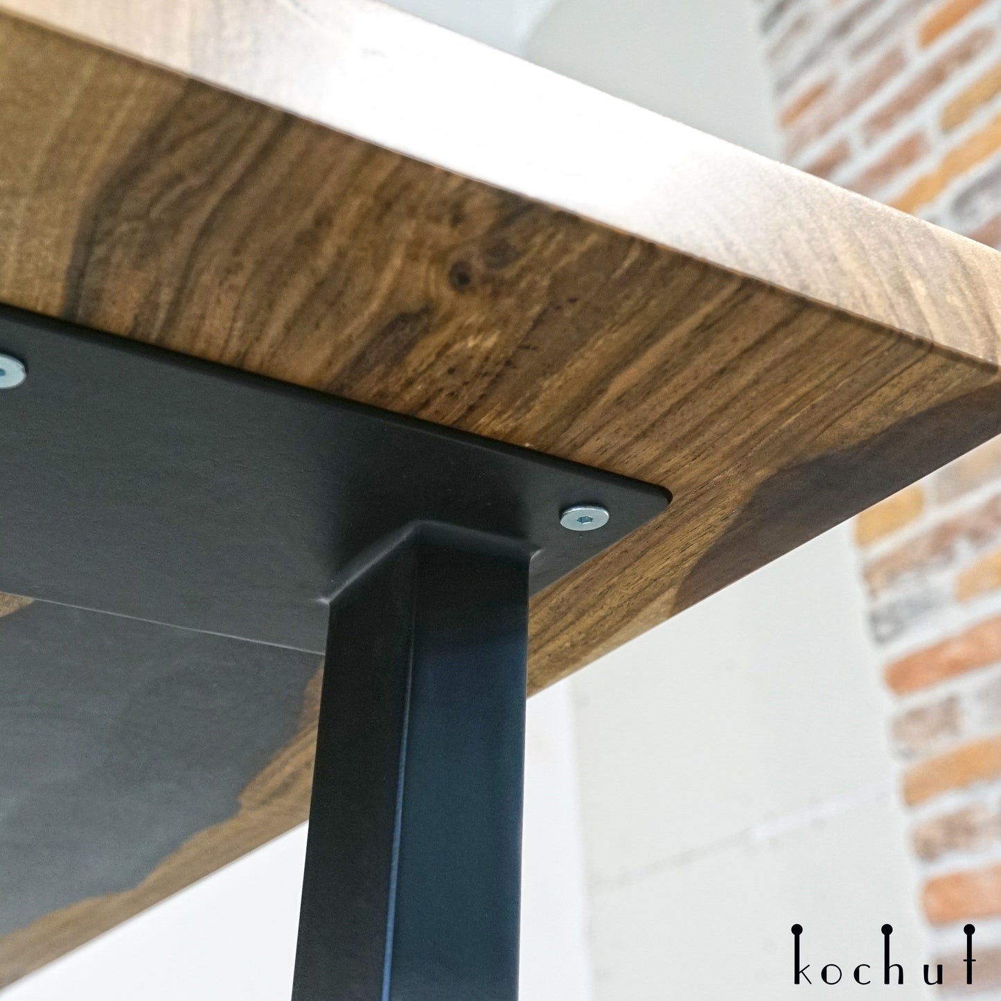 Mistral — Esstisch aus Holz und Epoxidharz