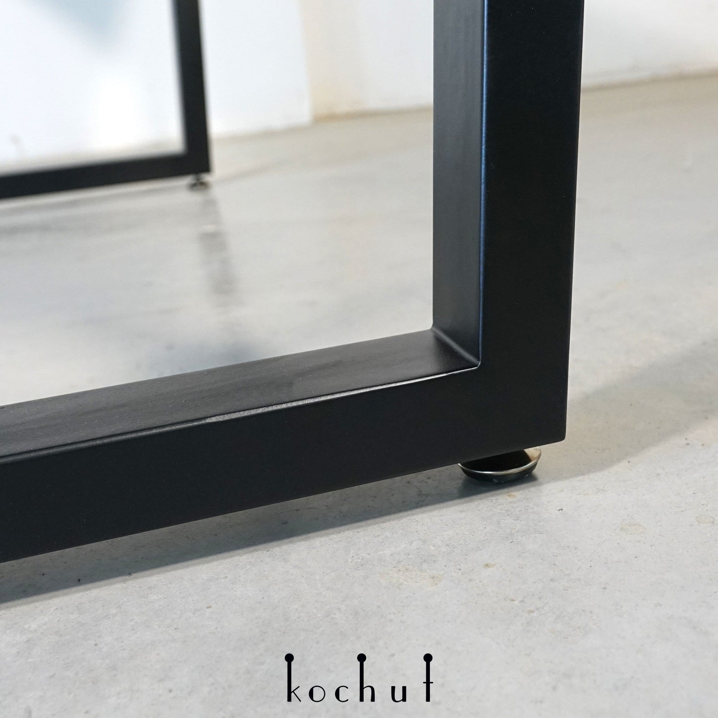 Mistral — Esstisch aus Holz und Epoxidharz