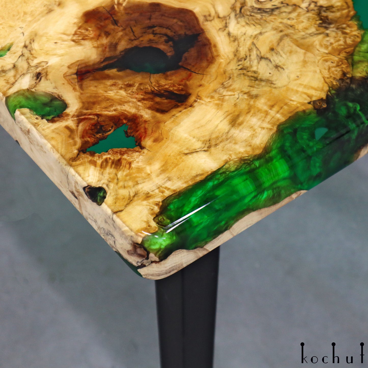 Malta — Esstisch aus Holz und Epoxidharz