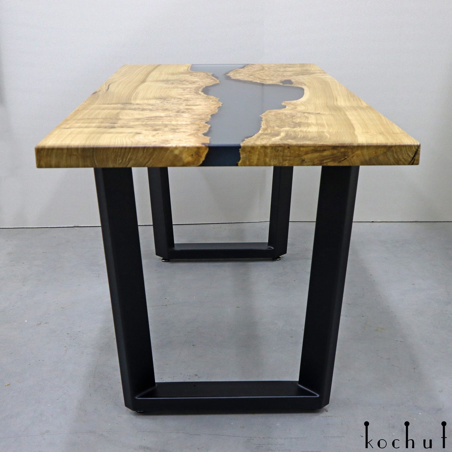 Ramses — Esstisch aus Holz und Epoxidharz