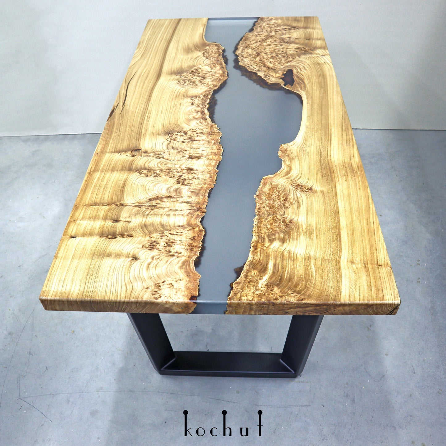 Ramses — Esstisch aus Holz und Epoxidharz