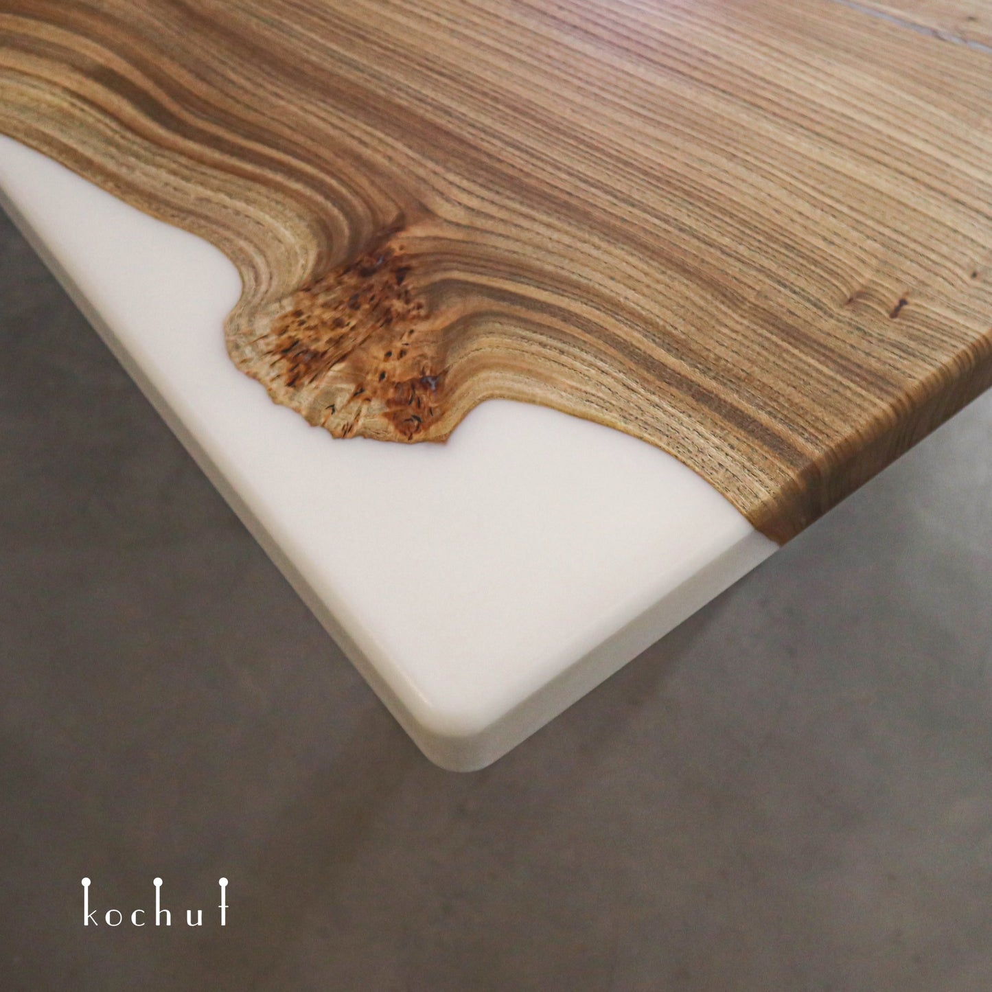 Jasper — Esstisch aus Holz und Epoxidharz