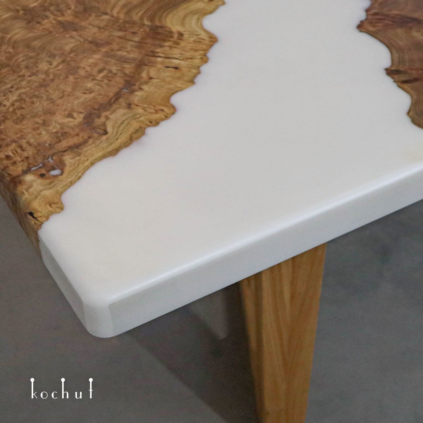 Jasper — Esstisch aus Holz und Epoxidharz