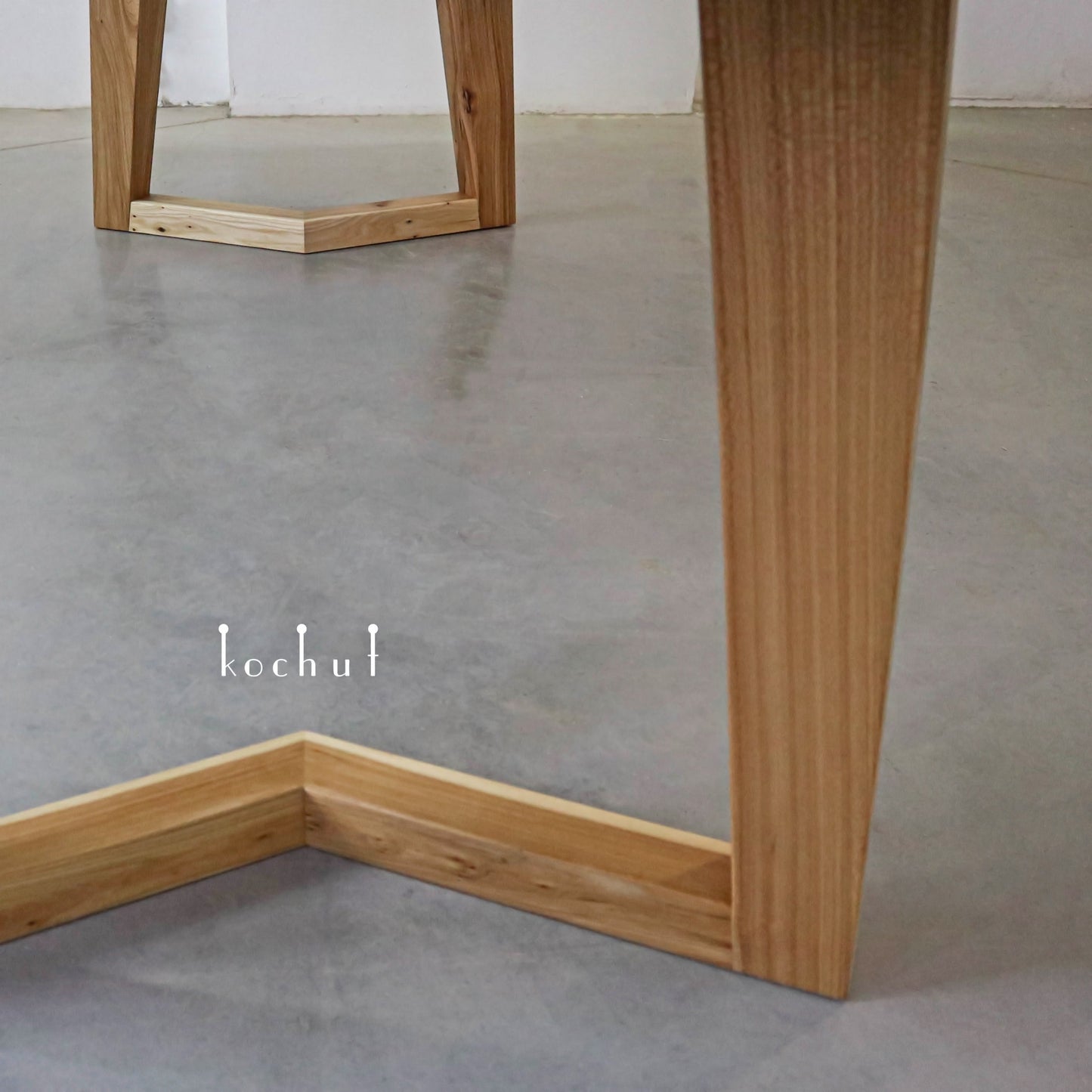 Jasper — Esstisch aus Holz und Epoxidharz