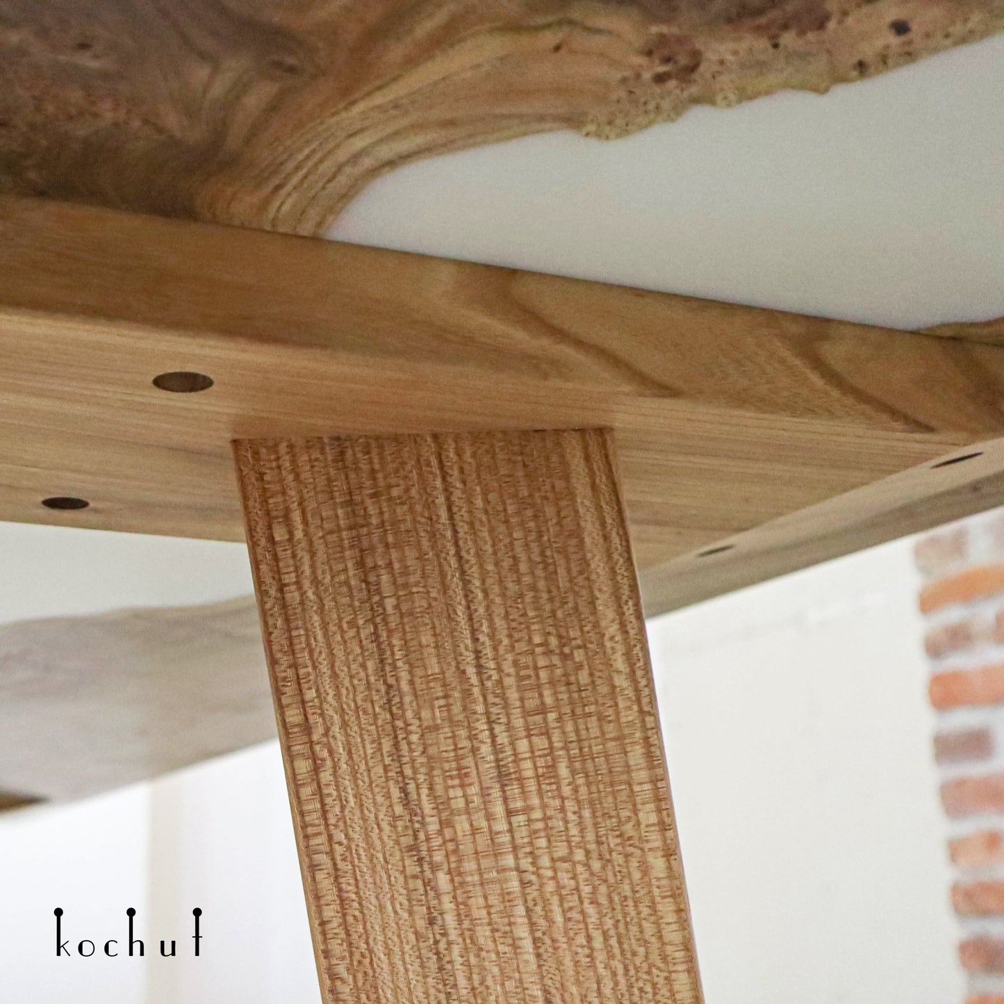 Jasper — Esstisch aus Holz und Epoxidharz