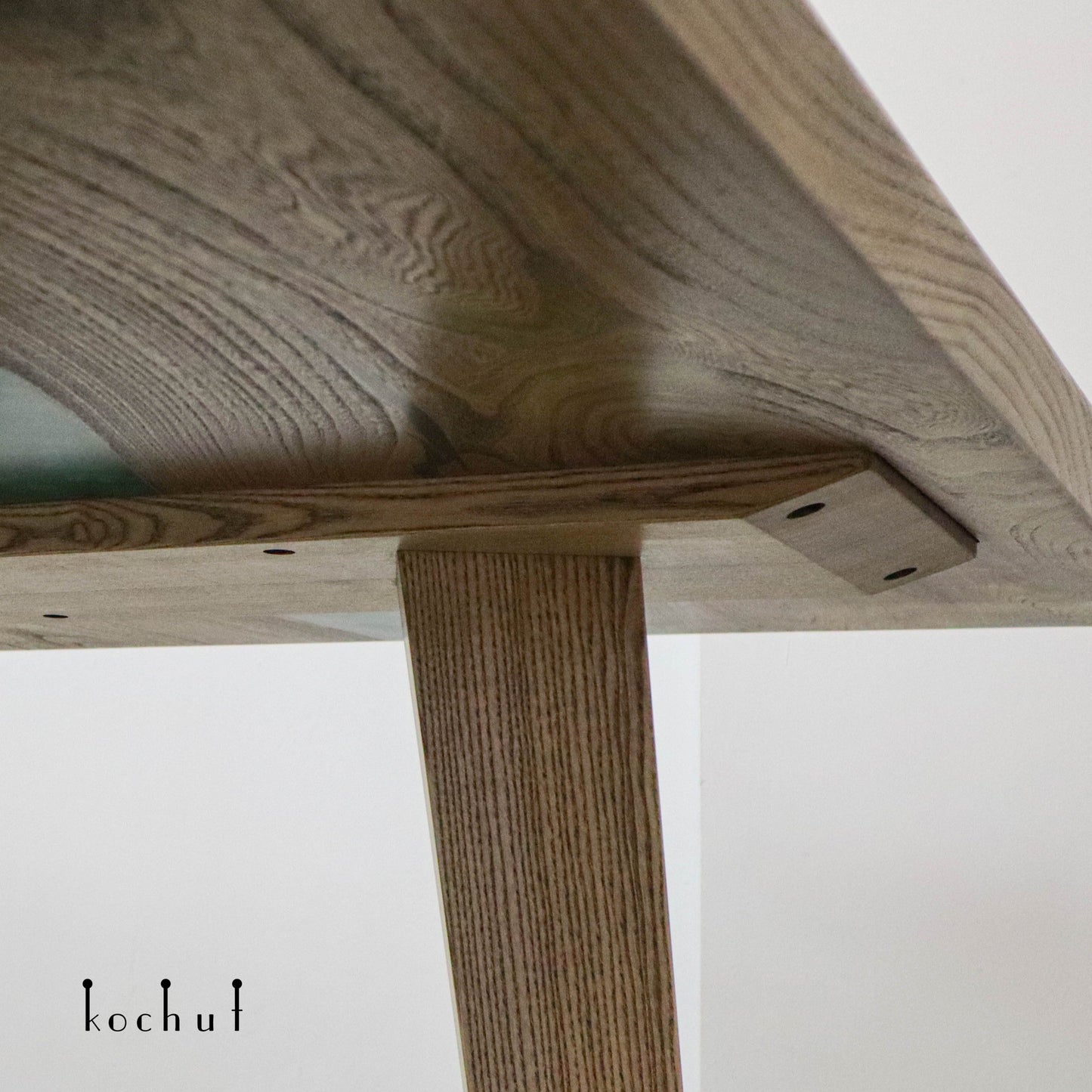 Grindale — Esstisch aus Holz und Epoxidharz