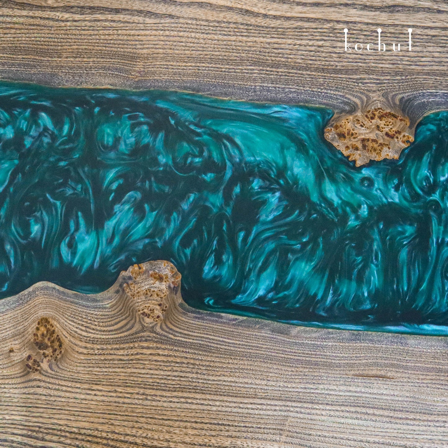 Grindale — Esstisch aus Holz und Epoxidharz