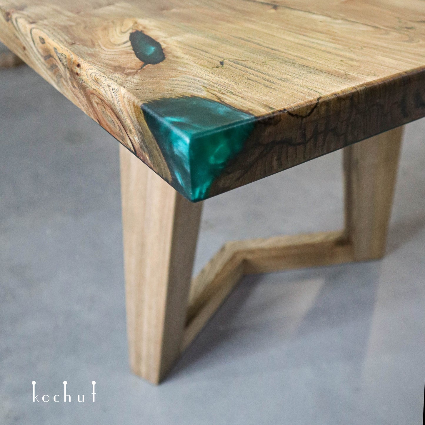 Grindale — Esstisch aus Holz und Epoxidharz